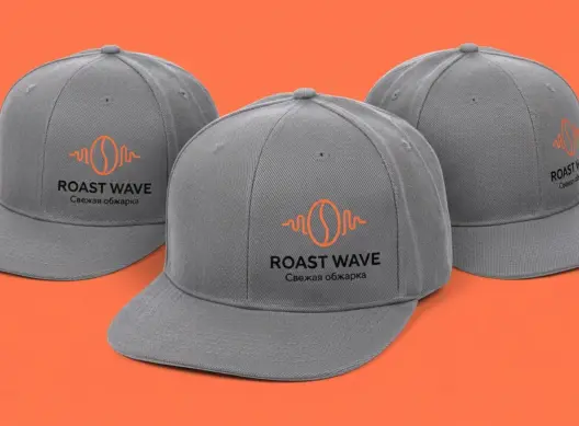 Три серые бейсболки ROAST WAVE в динамичной раскладке — виден оранжевый логотип на боковой панели