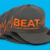 Три графитовые снепбек-бейсболки BEAT в стопке — крупный оранжевый логотип на фронтальной панели