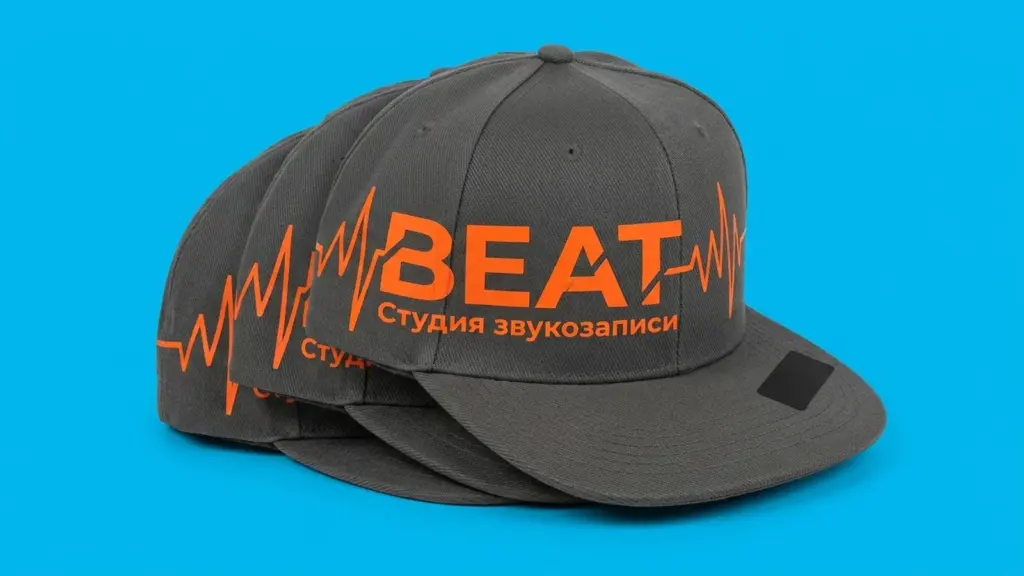 Три графитовые снепбек-бейсболки BEAT в стопке — крупный оранжевый логотип на фронтальной панели