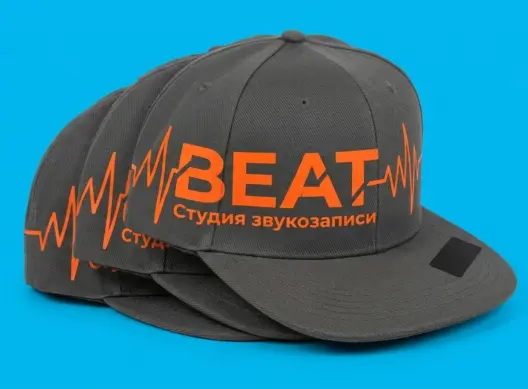 Три графитовые снепбек-бейсболки BEAT в стопке — крупный оранжевый логотип на фронтальной панели