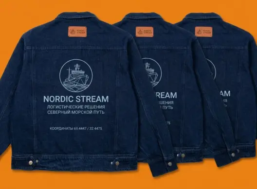 Три джинсовые куртки Nordic Stream каскадом, лазерная гравировка логотипа на спине