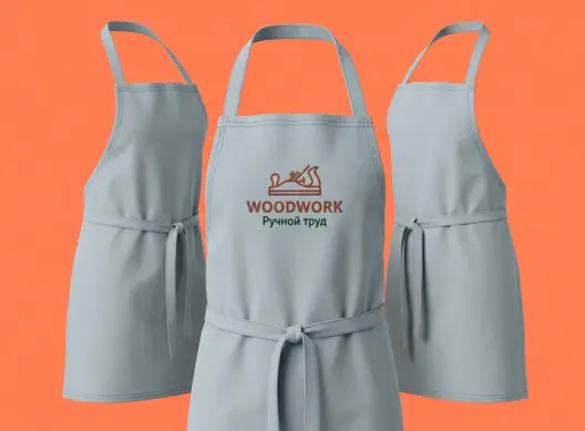 Фартуки WOODWORK на манекенах — объёмная композиция в три четверти, серо-голубая ткань на коралловом фоне