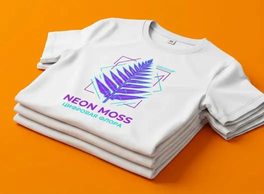 Три белые футболки NEON MOSS каскадом — ракурс три четверти передаёт объём и складки ткани