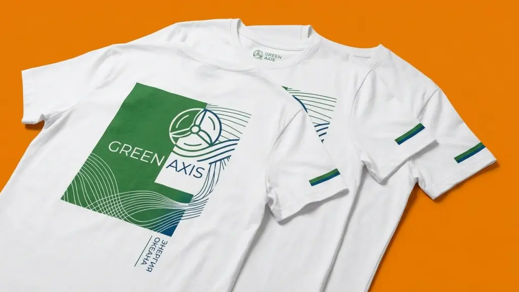 Три белые футболки с зелёным принтом GREEN AXIS, разложенные внахлёст на оранжевом фоне