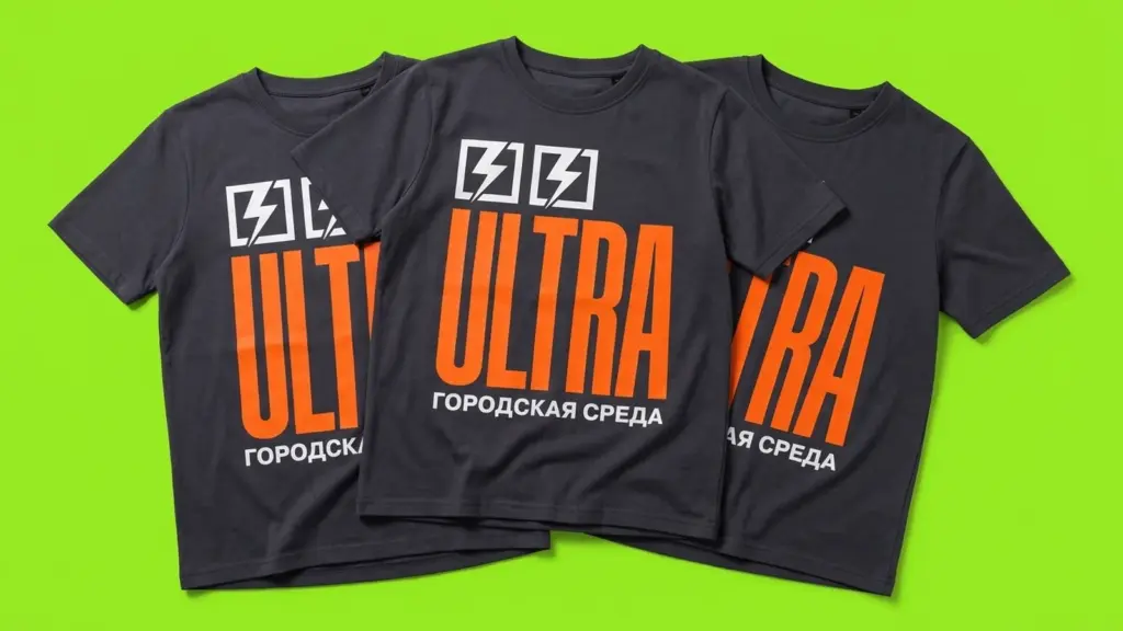 Три антрацитовые футболки ULTRA расположены каскадом, подчёркивая плотность и объём материала