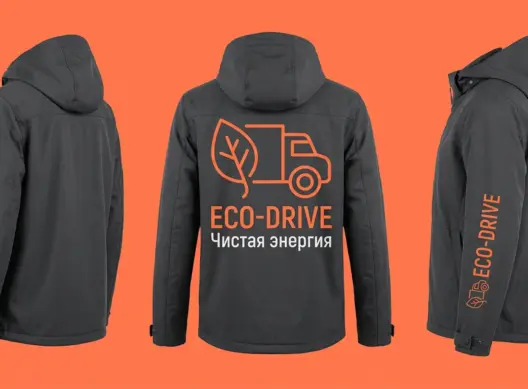 Три куртки ECO-DRIVE на манекенах: центральная спиной с оранжевым логотипом на тёмно-серой спинке