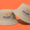 Две бежевые панамы SOLARIS на коралловом фоне — одна прямо, другая с наклоном