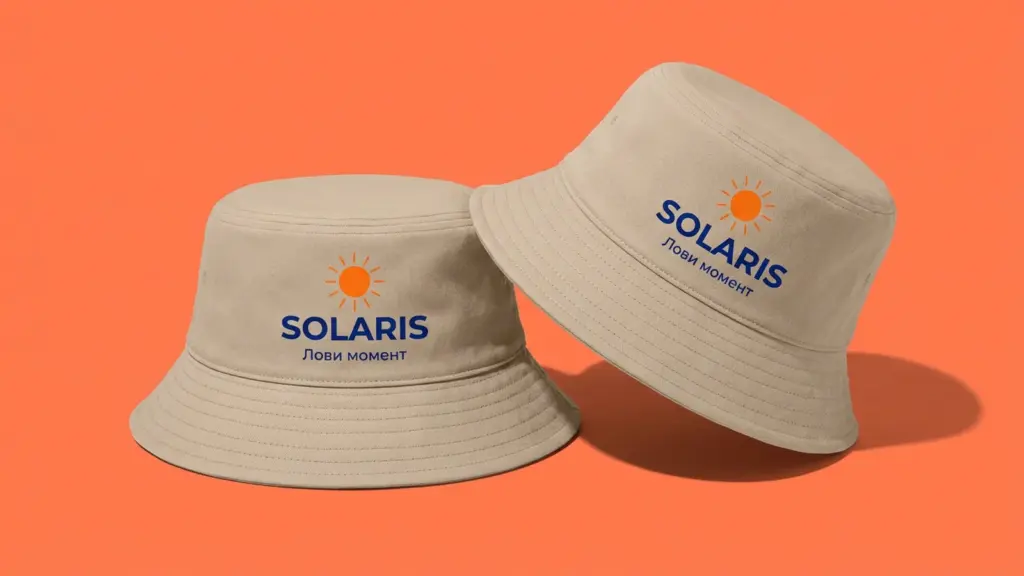 Две бежевые панамы SOLARIS на коралловом фоне — одна прямо, другая с наклоном