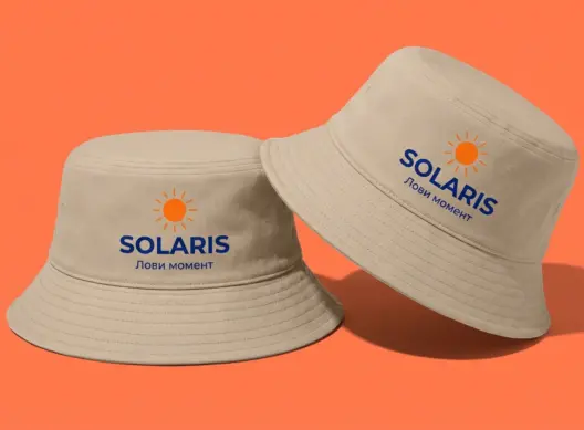 Две бежевые панамы SOLARIS на коралловом фоне — одна прямо, другая с наклоном