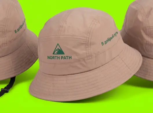 Три бежевые панамы NORTH PATH каскадом: центральная развёрнута в три четверти, виден логотип спереди и сбоку