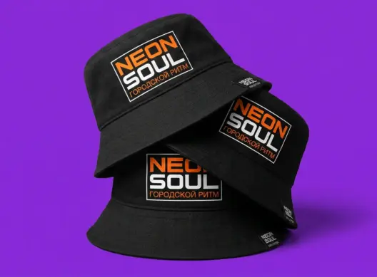 Три чёрные панамы NEON SOUL стопкой на фиолетовом фоне — виден фронтальный принт Electric Orange