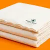 Стопка из трёх молочно-белых пледов Nordic Night, сложенных под углом три четверти