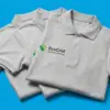 Три серых поло EcoGrid Solutions разложены под углом, видны воротники и зоны нанесения логотипа на груди