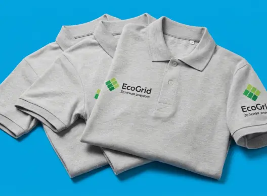 Три серых поло EcoGrid Solutions разложены под углом, видны воротники и зоны нанесения логотипа на груди