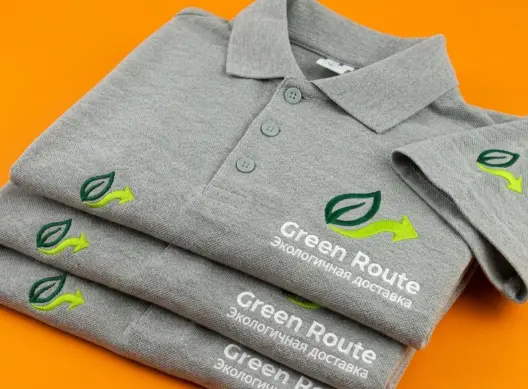 Три поло Green Route, сложенных внахлест — видны воротники и вышивка на груди