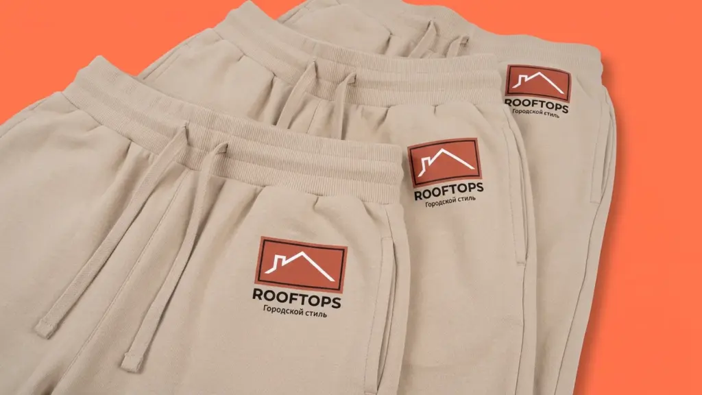 Бежевые шорты ROOFTOPS стопкой в три четверти — виден логотип на бедре