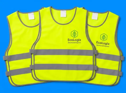 Три сигнальных жилета EcoLogix разложены внахлест, логотип на груди каждого