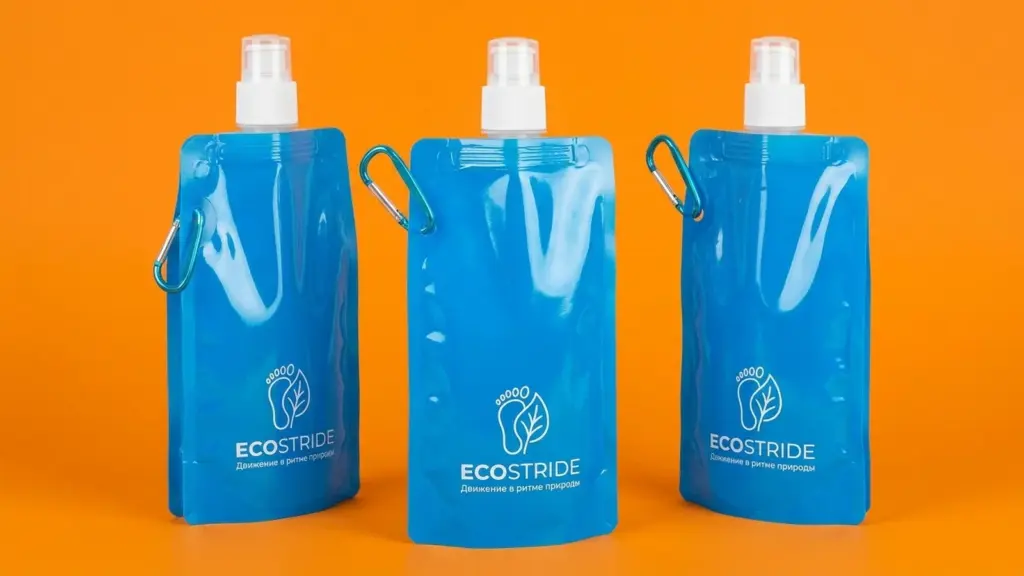 Три голубые складные бутылки EcoStride на оранжевом фоне, раздутые воздухом, ракурс три четверти