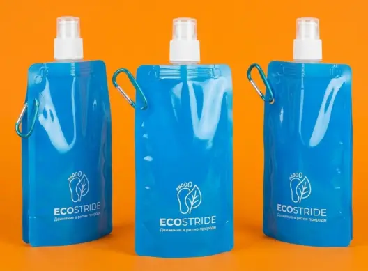 Три голубые складные бутылки EcoStride на оранжевом фоне, раздутые воздухом, ракурс три четверти