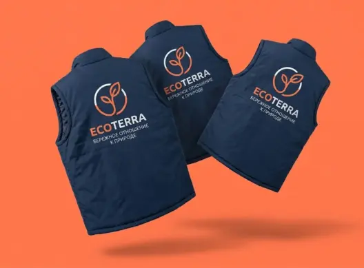 Три тёмно-синих утеплённых жилета EcoTerra в многоуровневой композиции, спиной к зрителю