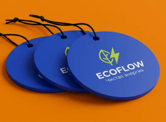 Три синих ароматизатора EcoFlow с логотипом ECOFLOW, уложенные внахлёст под углом на оранжевом фоне