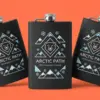 Три чёрные фляжки Arctic Path на коралловом фоне, ракурс три четверти