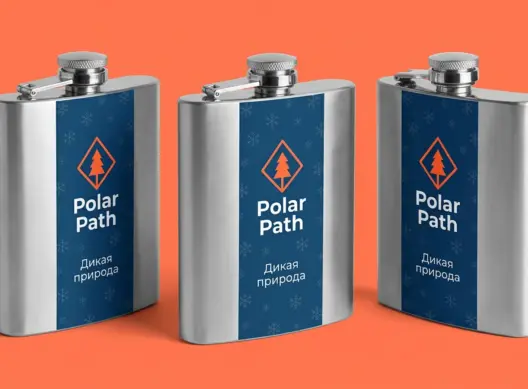 Три металлические фляжки Polar Path с оранжевым логотипом и синим фоном на коралловом фоне