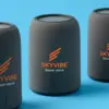Три портативные колонки SkyVibe с логотипом SKYVIBE выстроены по диагонали на голубом фоне