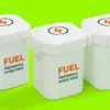 Три белых ланч-бокса FUEL в оранжево-зелёной графике на салатовом фоне, ракурс три четверти