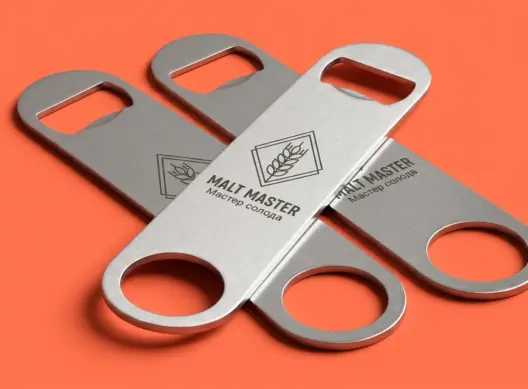 Три стальные открывашки Malt Master веером на коралловом фоне — видна матовая фактура металла