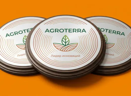 Три плакетки AgroTerra с деревянной основой лежат внахлёст — ракурс три четверти показывает толщину изделия