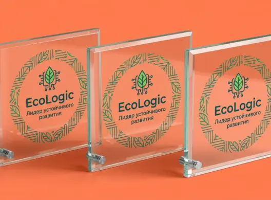 Три стеклянные плакетки EcoLogic Solutions с бликами на полированных фасках