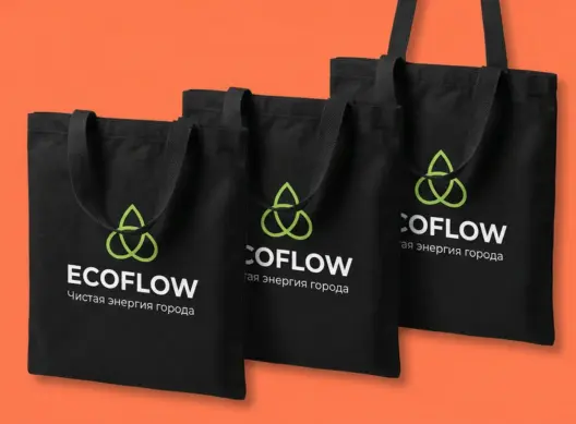 Три чёрных шопера EcoFlow каскадом в ракурсе три четверти на коралловом фоне