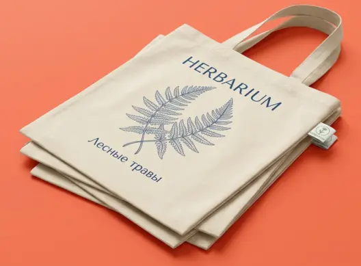 Три шопера Herbarium с ботаническим принтом, сложенные каскадом под углом на коралловом фоне