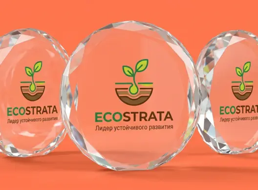 Три стеклянные стелы EcoStrata в ряд: граненые края искрятся под студийным светом