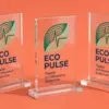 Три прозрачные акриловые стелы ECO PULSE под углом друг к другу, свет преломляется в основаниях