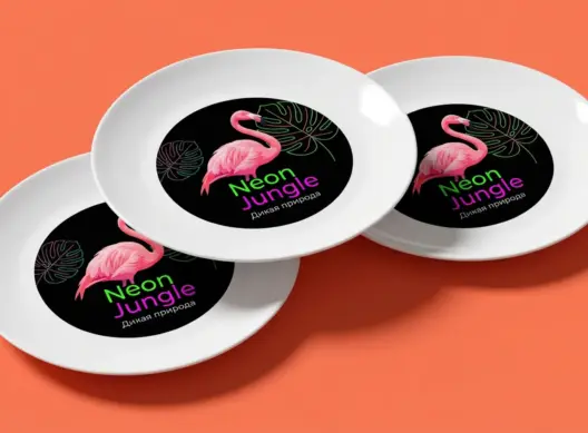 Три керамические тарелки Neon Jungle с фламинго в ступенчатой композиции, ракурс в три четверти