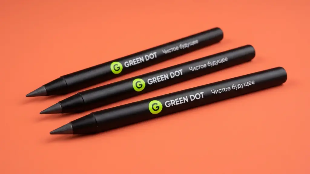 Три вечных карандаша GREEN DOT веером на коралловом фоне, логотип на матовом металле