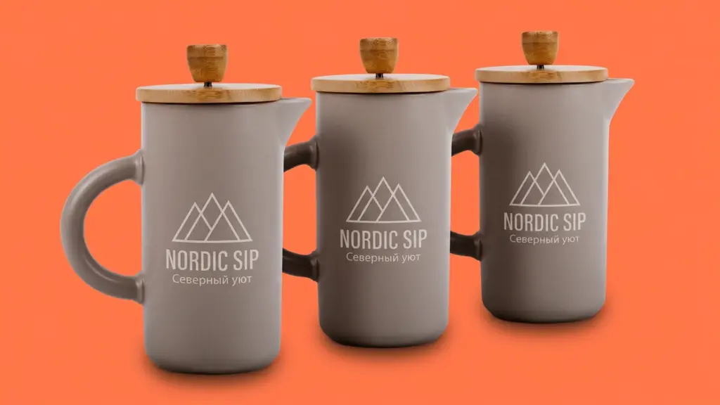 Три заварочных чайника Nordic Sip из керамики с деревянной крышкой на коралловом фоне, вид три четверти