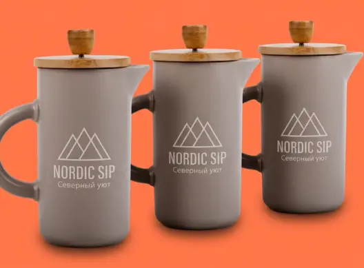 Три заварочных чайника Nordic Sip из керамики с деревянной крышкой на коралловом фоне, вид три четверти